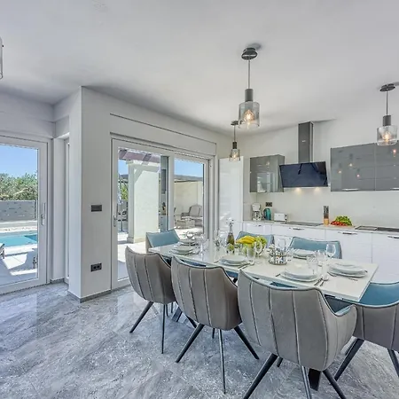 ヴィラ Villa-osmium Galižana